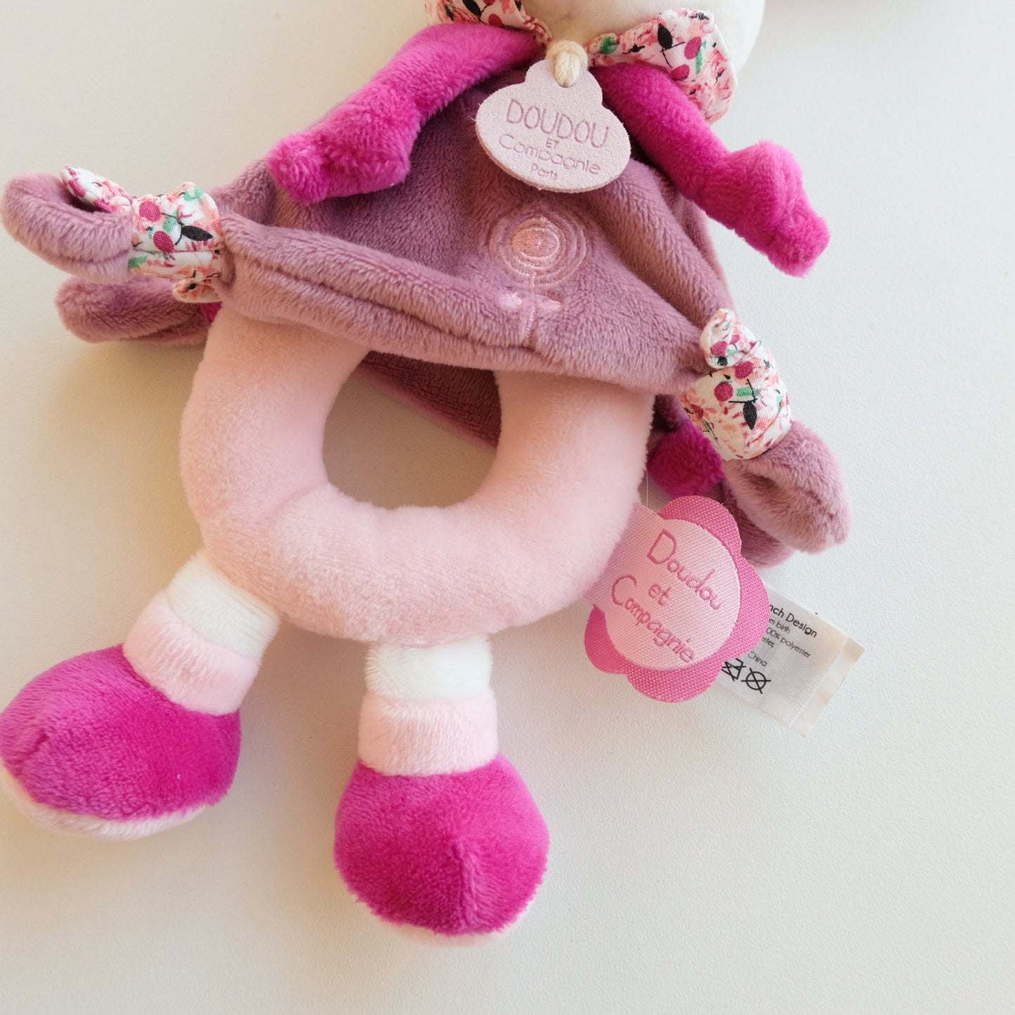 Hochet Lapin Cerise - Doudou et Compagnie