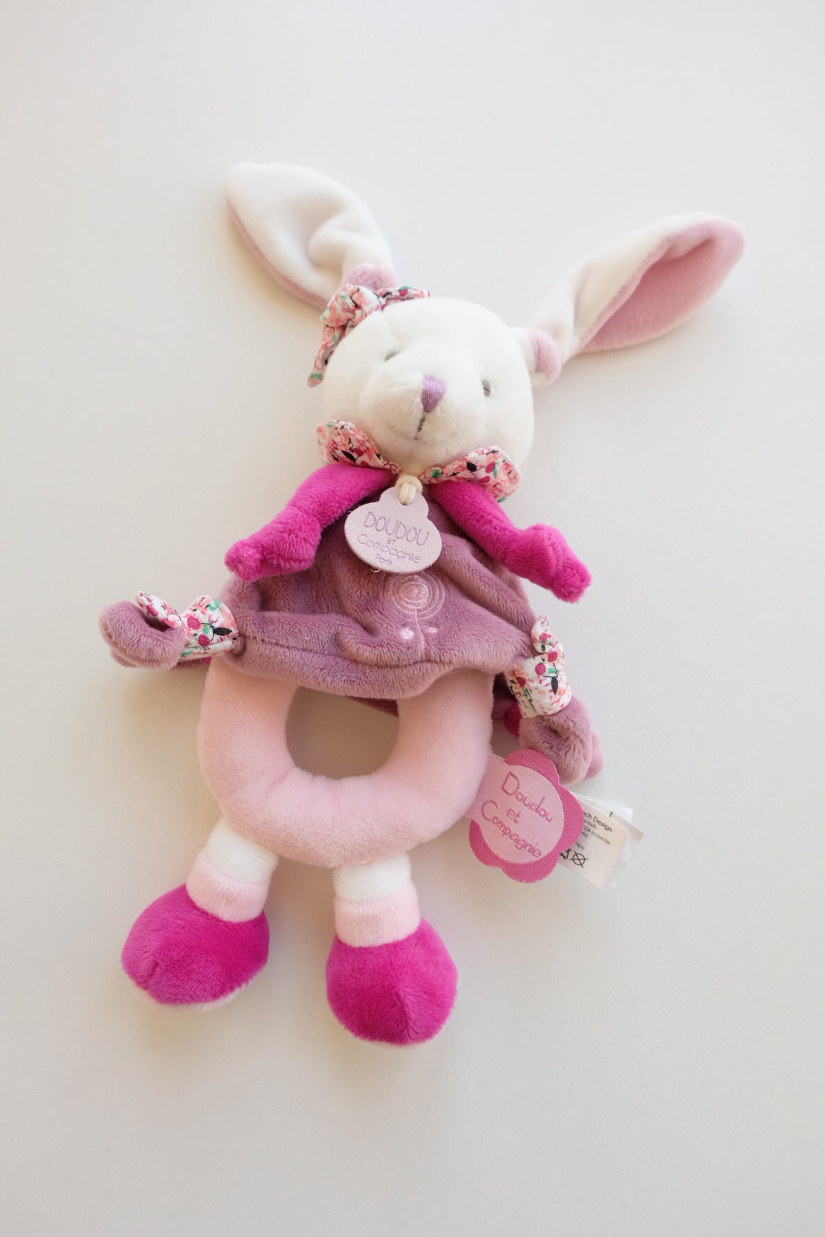 Hochet Lapin Cerise - Doudou et Compagnie
