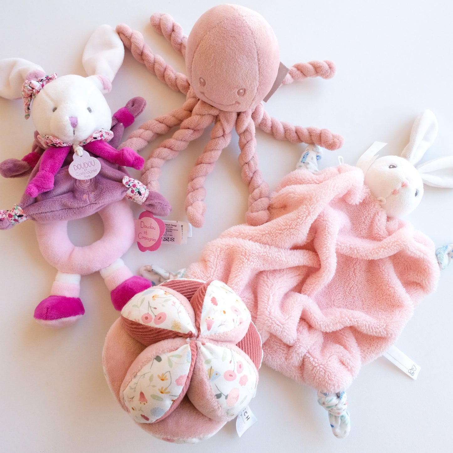 Hochet Lapin Cerise - Doudou et Compagnie